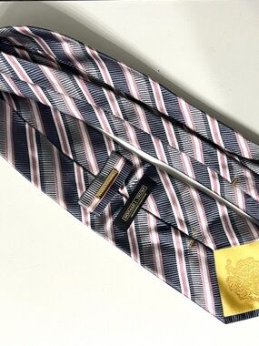 Donald J. Trump Signature Collection 100% Silk striped tie
